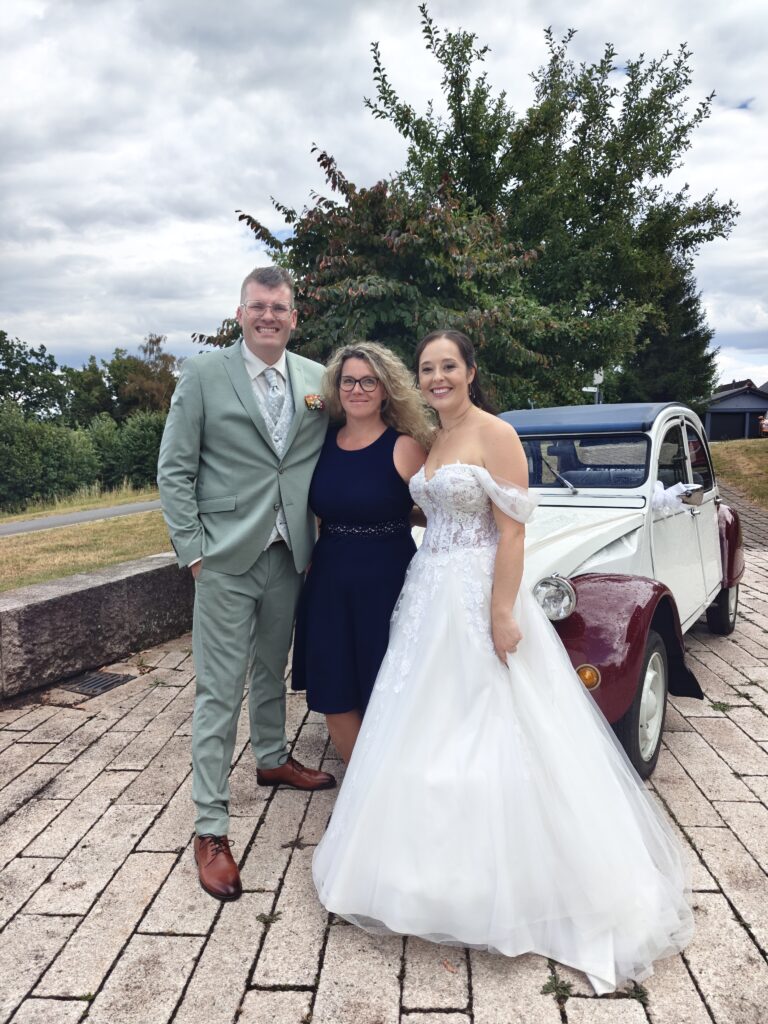Freie Trauung Elisa und Syb vor 2CV Oldtimer - Hochzeitsauto mit Sandra Locher