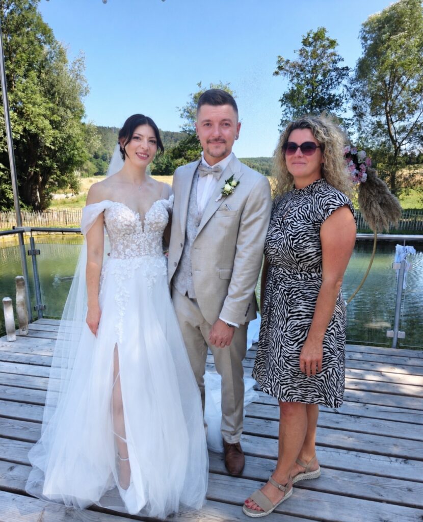 Das Bild zeigt die Hochzeit von Melanie Phillip Rötenmühle in Vöhringen mit Sandra Locher Freie Rednerin (IHK)