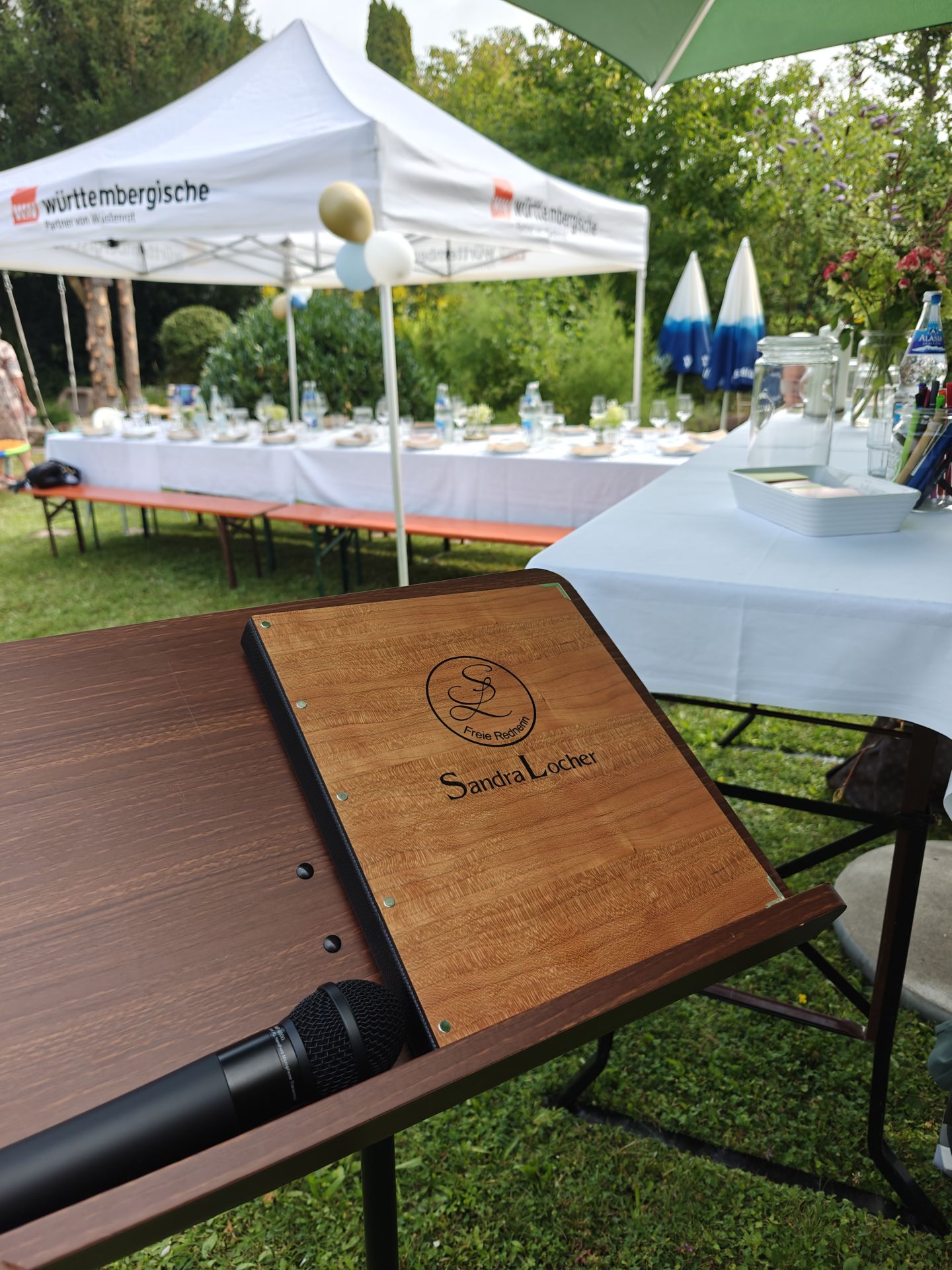 Eine Impression vom Kinderwillkommensfest von Emil in Wittendorf - im Vordergrund die Mappe von Sandra Locher Freie Rednerin