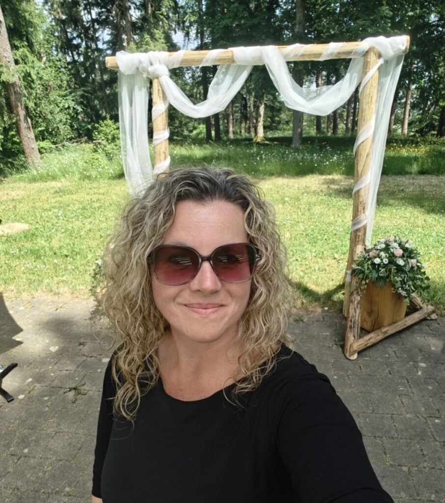 Sandra Locher vor Traubogen am Schafstall Rotenzimmern